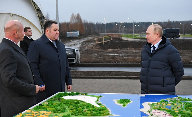 В Завидово Тверской области президент Владимир Путин осмотрел площадку строительства нового речного порта